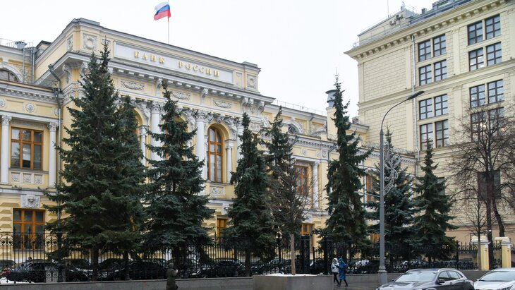 ЦБ напомнил о запрете на выдачу карт клиентам из базы данных о мошенниках