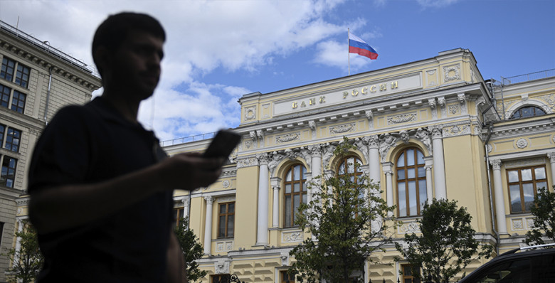 Долгам поставили тройку