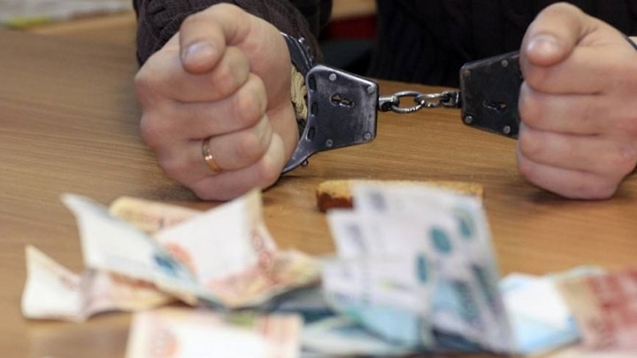 Приморец сядет на 8 лет за взятку в 1,8 млн рублей за ускоренный выпуск авто — Новости на Вести.ru